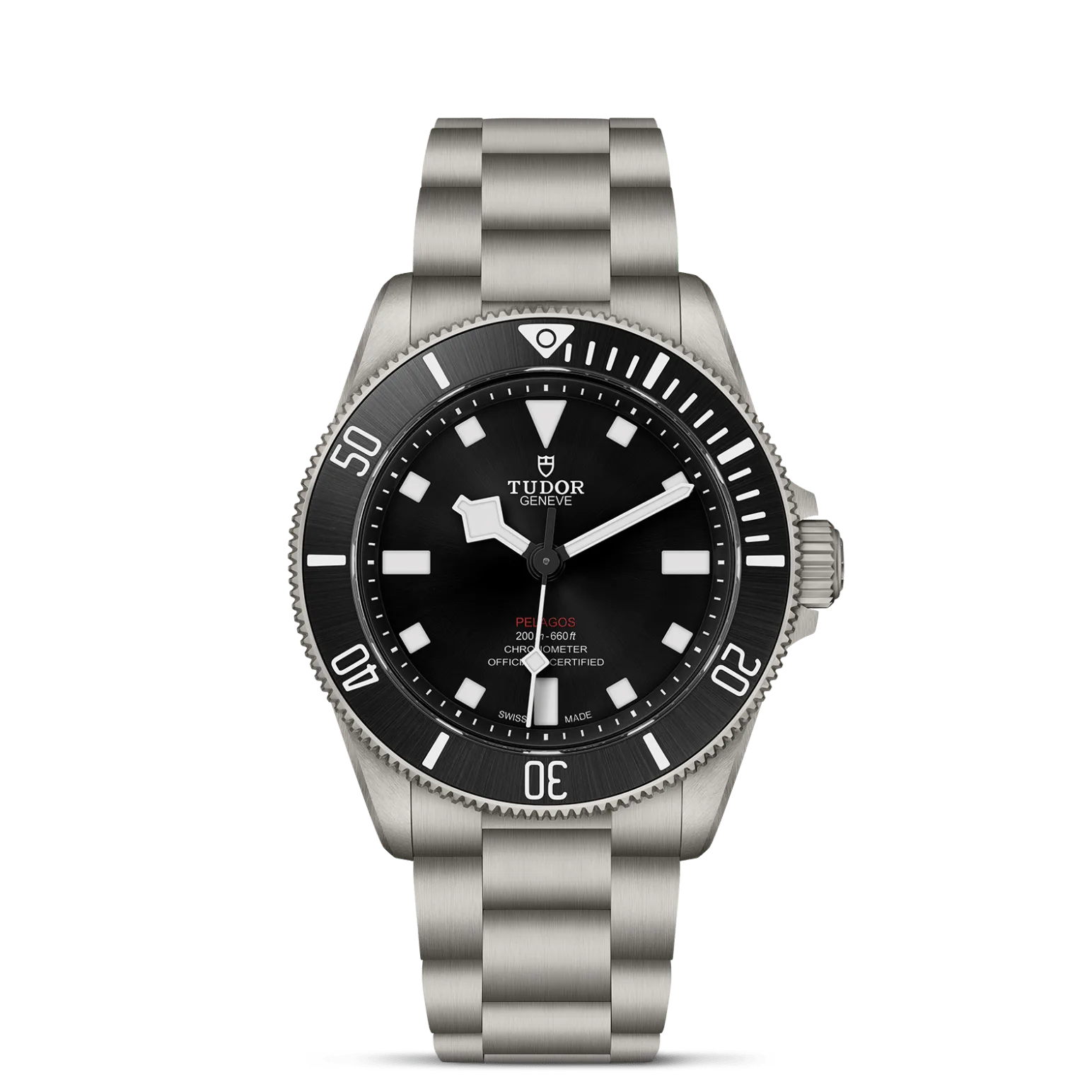 Pelagos 39, con Dial Negra con acabado satinado rayo de sol con realce de chorro de arena y marcadores de la hora en un compuesto de cerámica monobloque luminosay Bisel Bisel giratorio unidireccional de titanio grado 2 con disco de cerámica con acabado satinado rayo de sol con revestimiento luminiscente